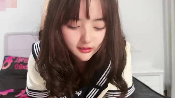 女大学生的小癖好热爱吃鸡